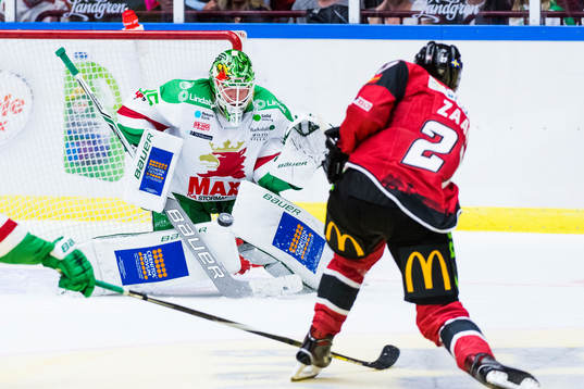 Malmö Redhawks Daniel Zaar gör 2-0 bakom Rögles målvakt