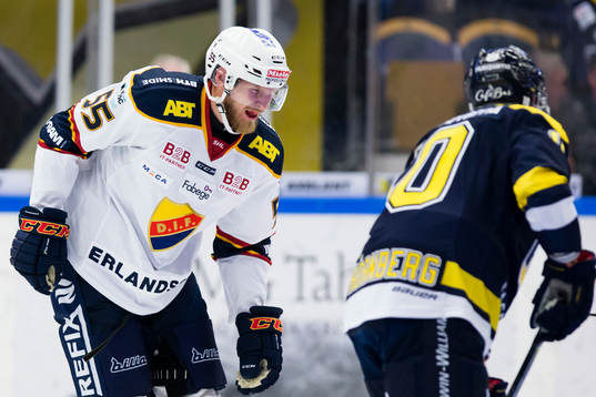 Djurgårdens Alexander Urbom grimaserar