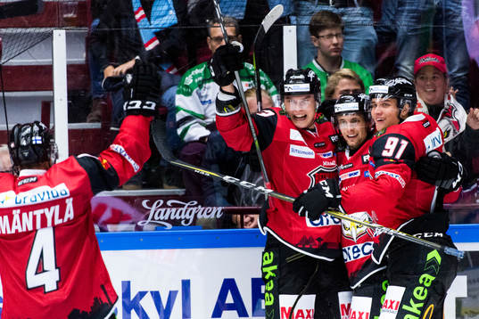 Malmö Redhawks Daniel Zaar jublar med lagkamraterna