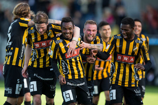 Häckens Nasiru Mohammed jublar ihop med Erik Friberg,