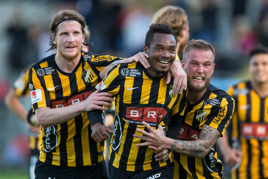 Häckens Nasiru Mohammed jublar ihop med Erik Friberg och