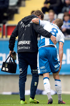 IFK Göteborgs Sören Rieks lämnar planen skadad