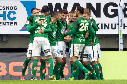 Jönköpings Dzenis Kozica jublar med lagkamrater