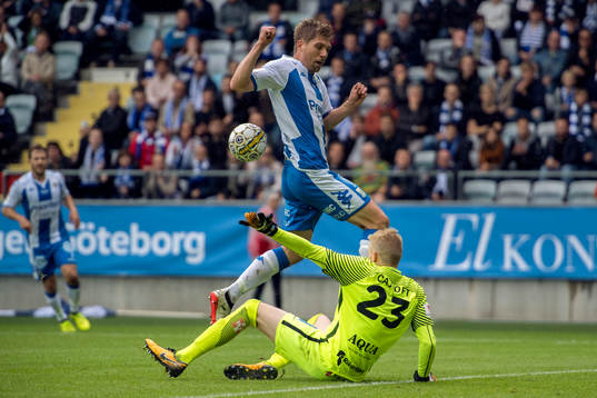 IFK Göteborgs i16+kommer fri mot Jönköpings målvakt