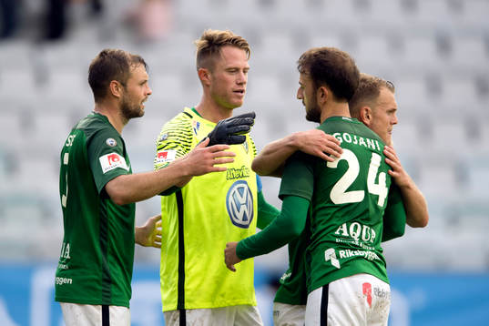 Jönköpings Tommy Thelin i målvaktströja jublar