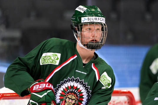 Frölundas Rasmus Dahlin värmer upp innan ishockeymatchen