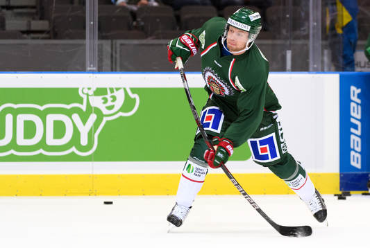 Frölundas John Nyberg värmer upp innan ishockeymatchen I