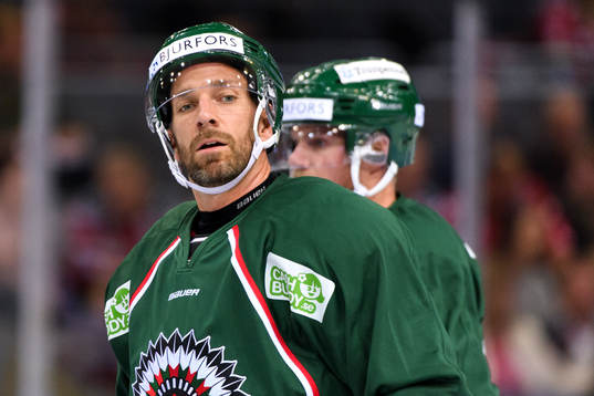 Frölundas Joel Lundqvist värmer upp innan ishockeymatchen
