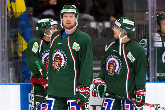 Frölundas John Nyberg värmer upp innan ishockeymatchen I