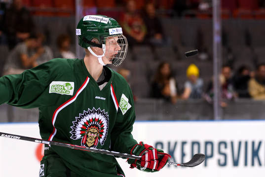 Frölundas Rasmus Dahlin värmer upp innan ishockeymatchen