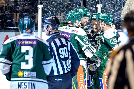 Färjestads Rasmus Asplund jublar med lagkamrater