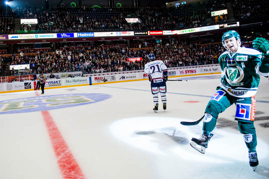 Färjestads Rasmus Asplund jublar