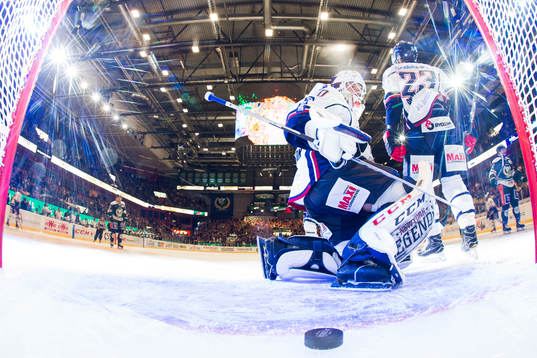 Linköpings målvakt Jonas Gustavsson ser på en puck som