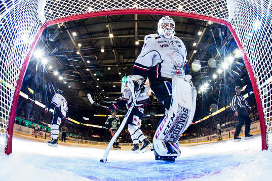 Linköpings målvakt Jonas Gustavsson deppar och plockar ut
