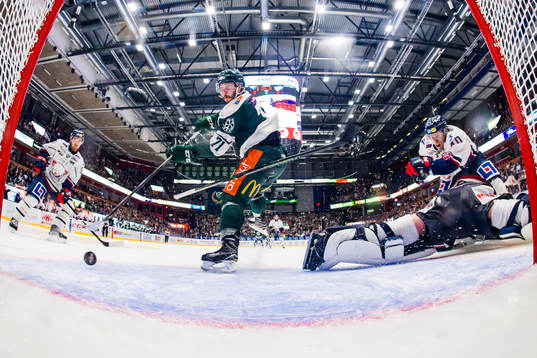 Färjestads Jesse Virtanen i ett läge