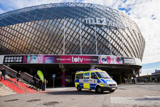 En polisbil utanför Tele2 Arena innan fotbollsmatchen i
