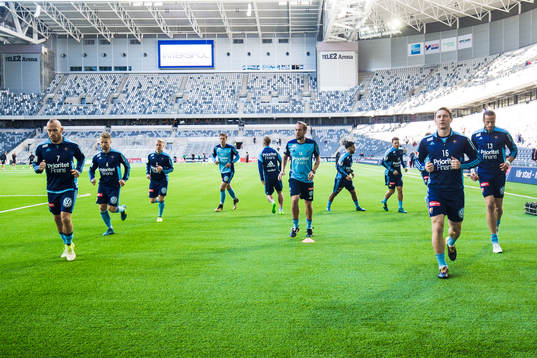 Djurgårdens spelare värmer upp innan fotbollsmatchen i