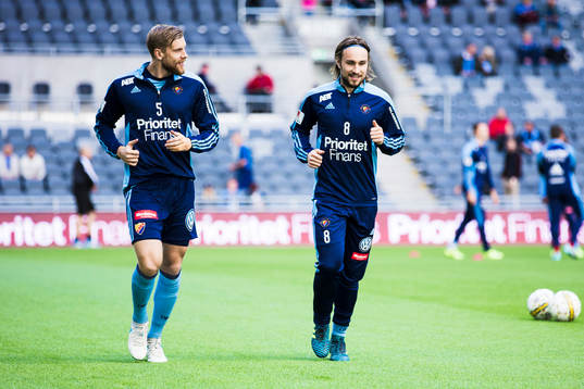 Djurgårdens Niklas Gunnarsson och Kevin Walker värmer upp