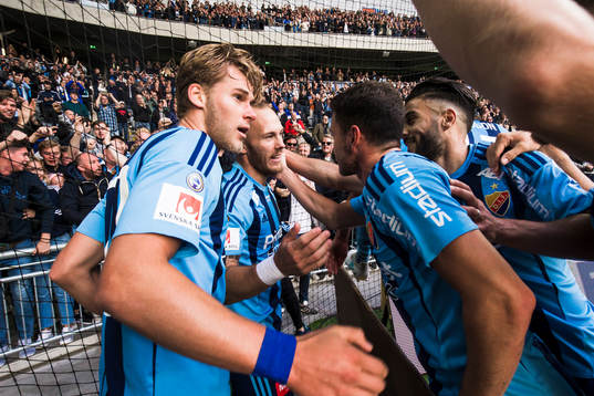 Djurgårdens Magnus Eriksson jublar med Felix Beijmo och