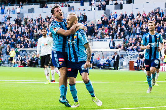 Djurgårdens Magnus Eriksson jublar med Kerim Mrabti