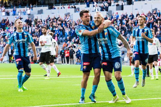 Djurgårdens Magnus Eriksson jublar med Kerim Mrabti