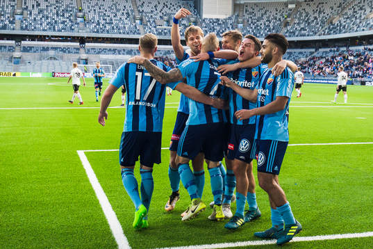 Djurgårdens Magnus Eriksson jublar med Felix Beijmo ,