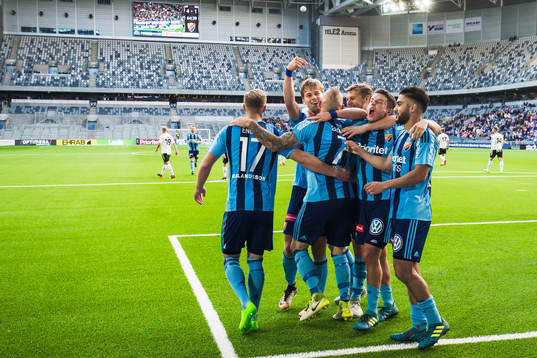 Djurgårdens Magnus Eriksson jublar med Felix Beijmo ,