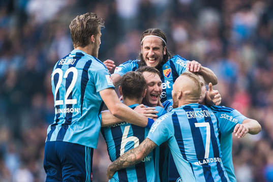 Djurgårdens Kim Källström jublar med Felix Beijmo ,