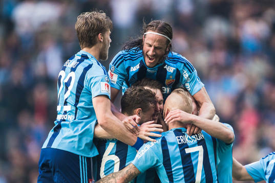 Djurgårdens Kim Källström jublar med Felix Beijmo ,