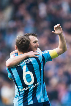 Djurgårdens Kim Källström jublar med Jesper Karlström