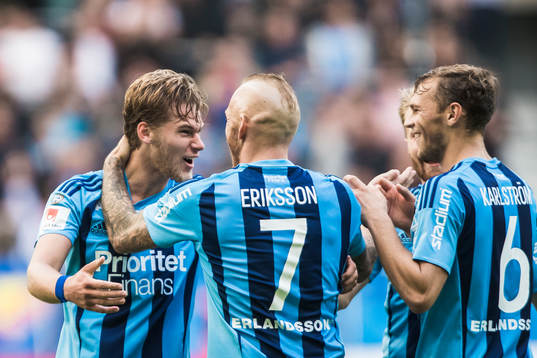 Djurgårdens Felix Beijmo (v) jublar med Magnus Eriksson