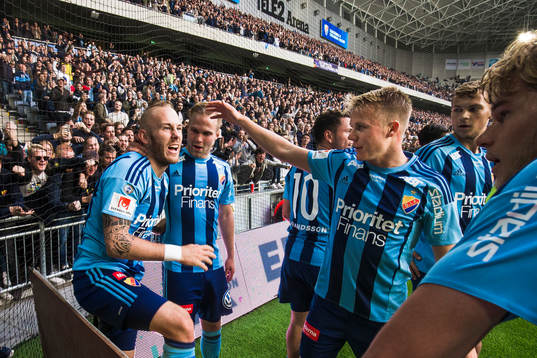 Djurgårdens Magnus Eriksson jublar med Gustav Engvall och