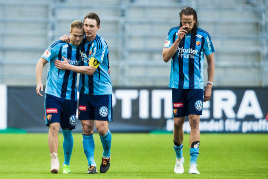 Djurgårdens Kim Källström omfamnar Gustav Engvall