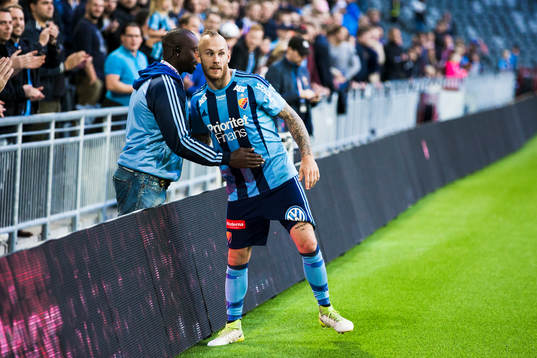 Djurgårdens Magnus Eriksson kramas om av publiken