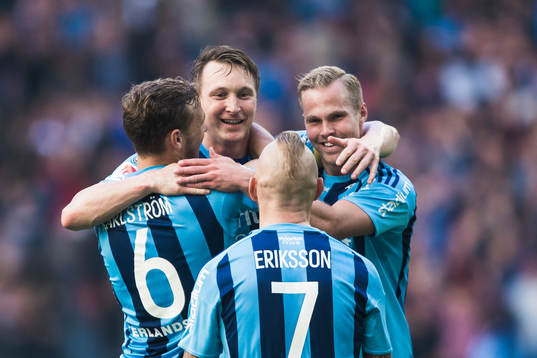 Djurgårdens Kim Källström jublar med Jesper Karlström ,