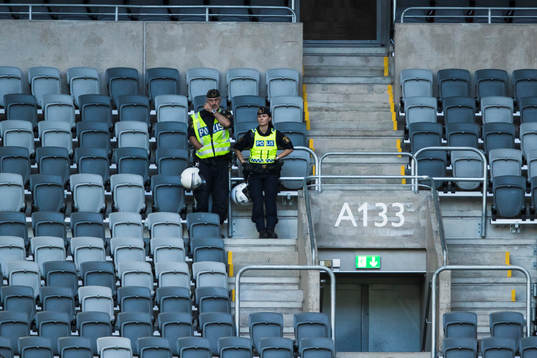 Poliser på en tom läktarsektion