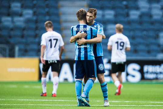 Djurgårdens Jesper Karlström omfamnar Jacob Une-Larsson