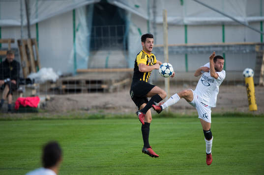 IFK Hässleholms Egzon Ademi i matchen i division 2 mellan