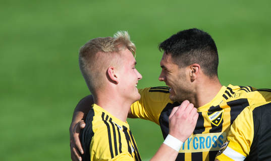 IFK Hässleholms Linus Svensson och Tommy Filipovic jublar