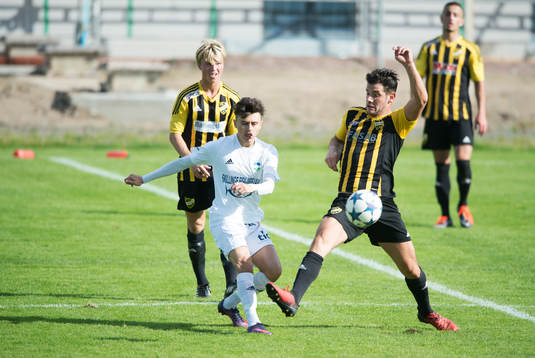 IFK Hässleholms Egzon Ademi i matchen i division 2 mellan