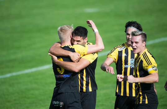 IFK Hässleholms Tommy Filipovic har gjort mål och grattas