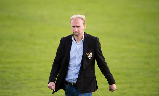 IFK Hässleholms  tränare Daniel Nilsson i matchen i