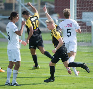 IFK Hässleholms  Linus Svensson har gjort 1-0 i matchen i