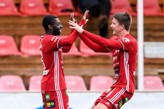 Piteås Samuel Naiwo (v) jublar