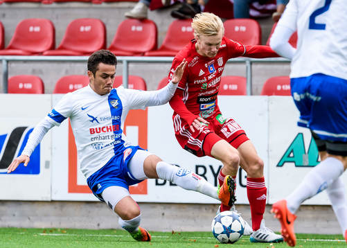 Timrås Cevin Dotson tacklar Piteås Johannes Lidström