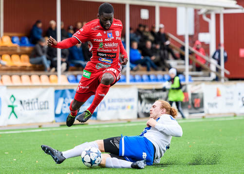 Timrås Stefan Grönlund tacklar Piteås Samuel Naiwo