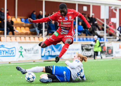 Timrås Stefan Grönlund tacklar Piteås Samuel Naiwo