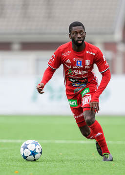 Piteås Samuel Naiwo med bollen