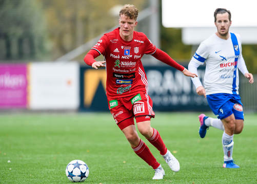 Piteås Robert Hammarstedt med bollen