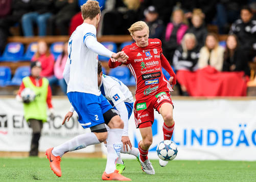 Piteås Johannes Lidström med bollen